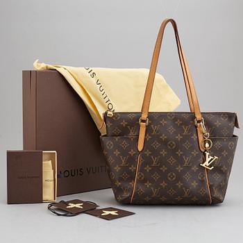 LOUIS VUITTON, a 'Totally PM' monogram canvas bag with bagcharm.