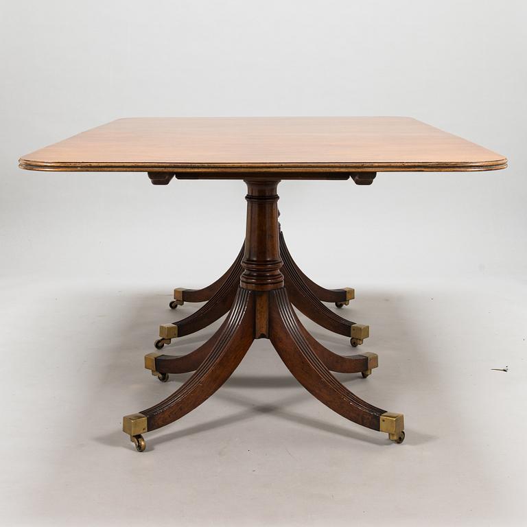 Matbord och 8 stolar, mahogny, tageltyg, England, 1900-talets första hälft.