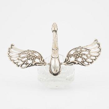 Korgar två st och sked silver, saltkar med silvermontering, 1900-tal.