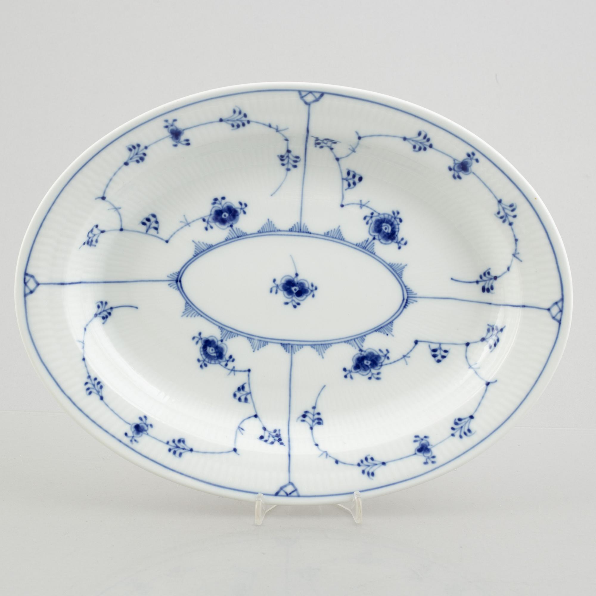 Serveringsfat, två stycken, samt sil till fiskfat, porslin, "Musselmalet", Royal Copenhagen.