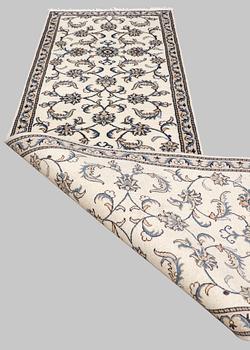 A Nain runner, approx. 286 x 80 cm.