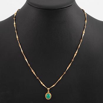 Necklace, 18K gold with a pendant set with cabochon-cut chrysoprase, Goldsmith Kuhlin, Gothenburg.