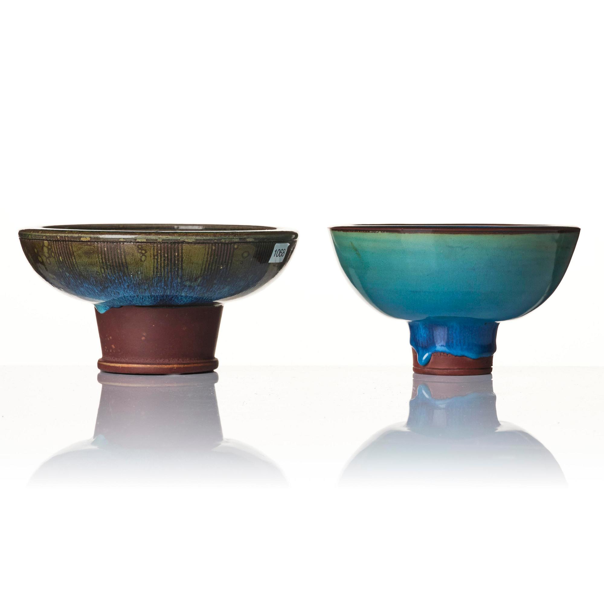 Wilhelm Kåge, a set of two Farsta stoneware footed bowls, Gustavsberg Studio 1958 and 1960.