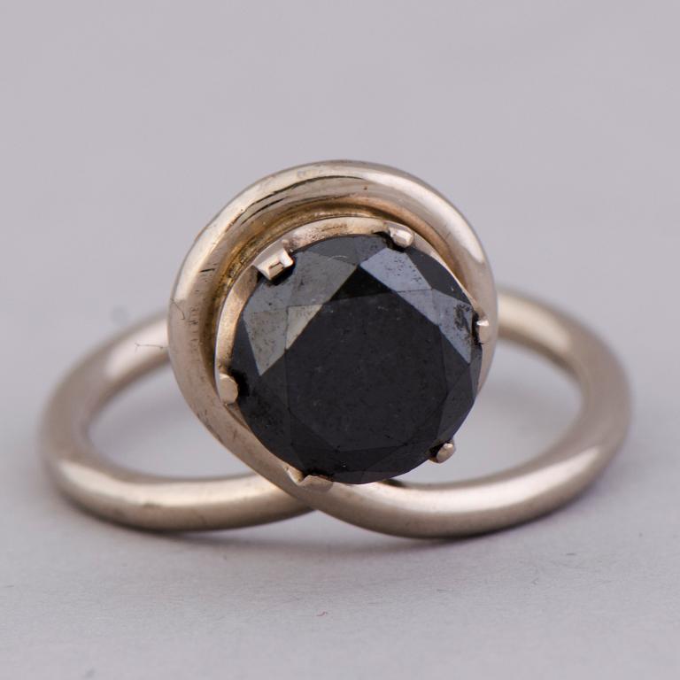 RING, briljantslipad svart diamant, 14K vitguld.