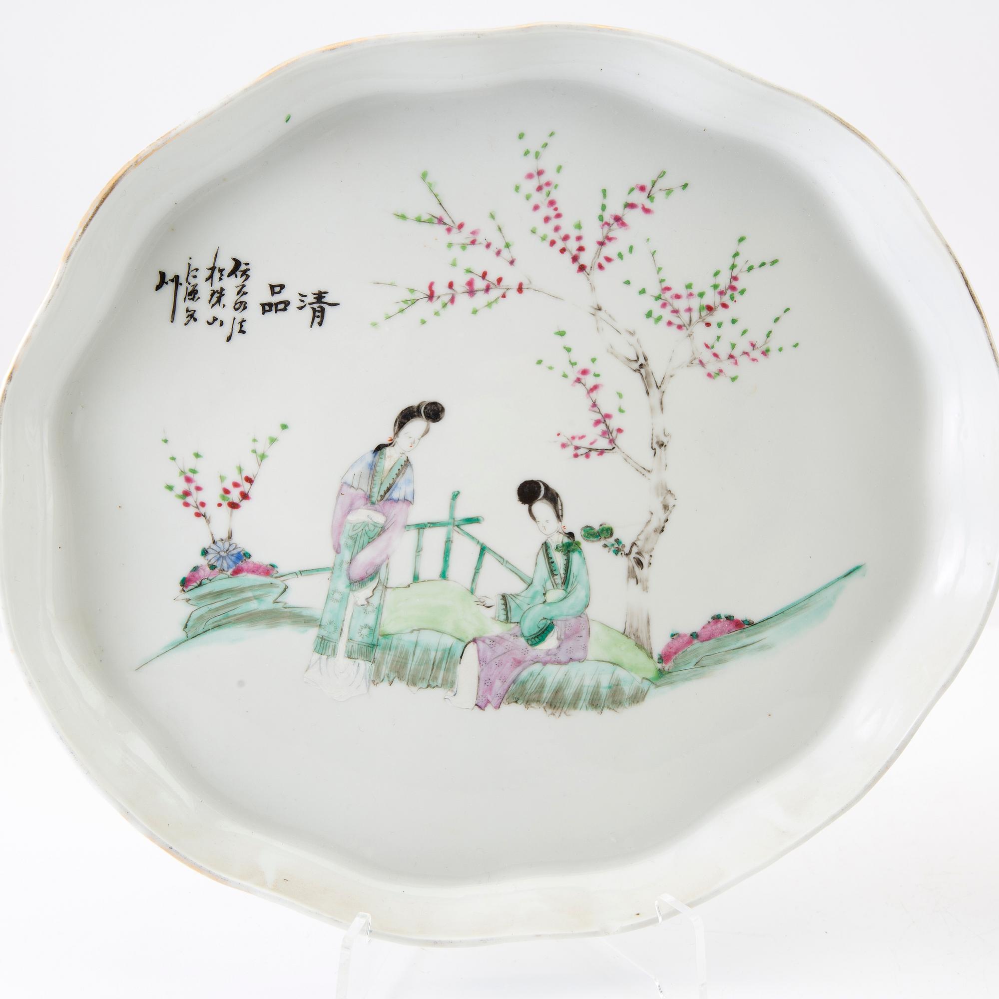 A set with two Chinese porcelain trays, 20th century.