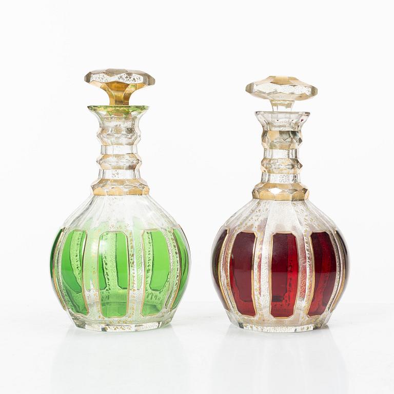 Karaffer, ett par, glas, Moser Karlsbad, omkring år 1900.