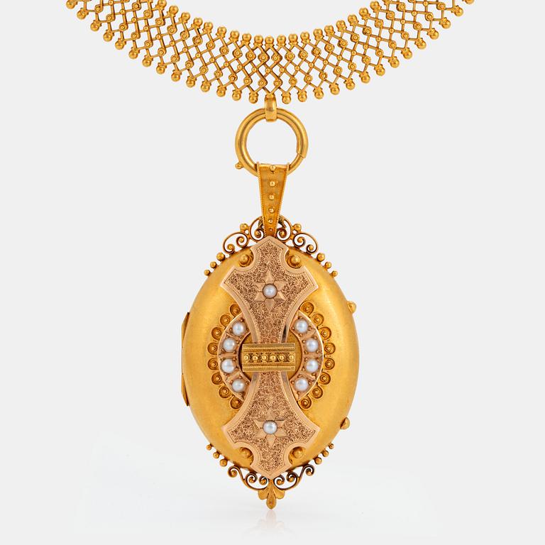 A locket with a necklace in 18K gold set with pearls.