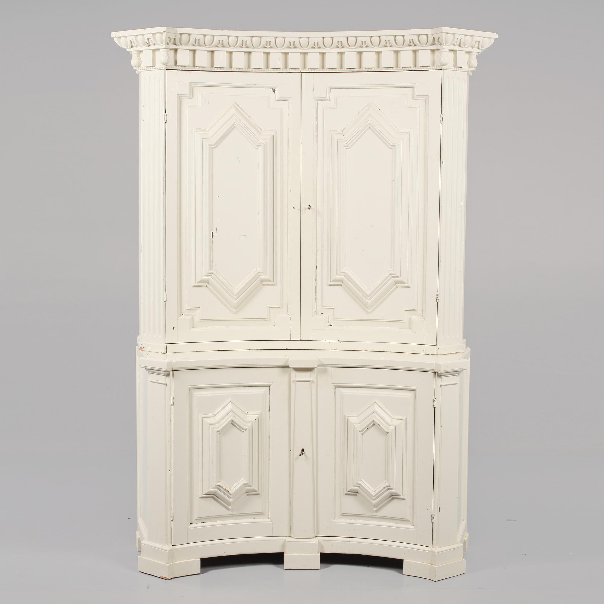 HÖRNSKÅP, 1800-talets första hälft.