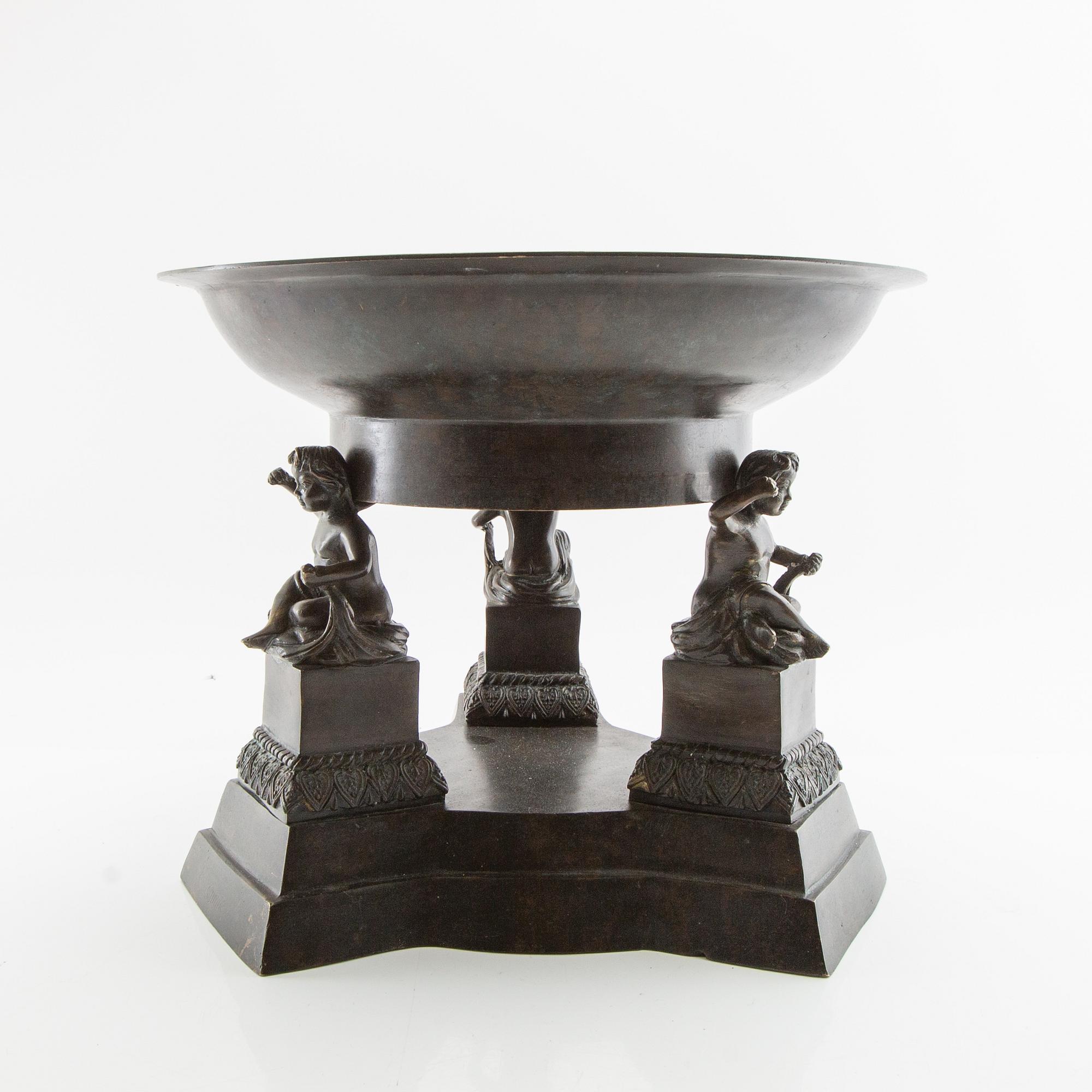 Goblet on foot Antique style 20th century patinated bronze.