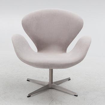 Arne Jacobsen, fåtölj, "Svanen", Fritz Hansen, Danmark 2001.