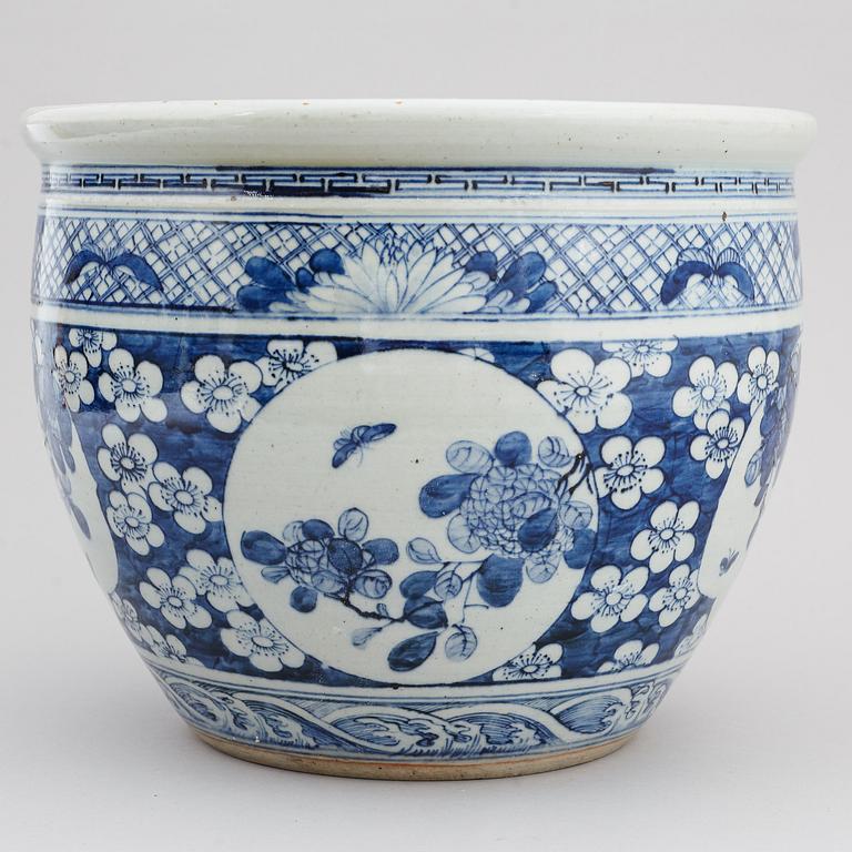 A blue and white flower pot, Qing dynasty, 19th century.