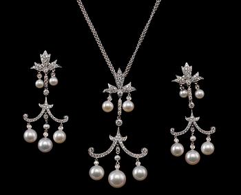 A SUITE OF JEWELLERY, brilliant cut diamonds c. 3.42 ct. Cultivated seawater pearls 4,5- 5,5 mm.