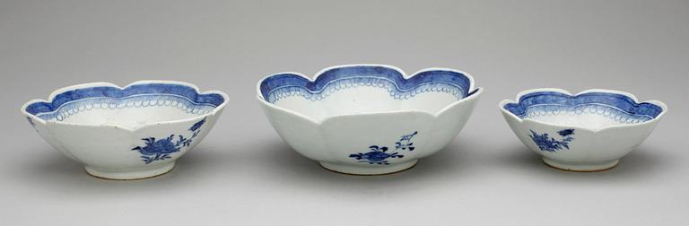 TERRIN samt SKÅLAR, 3 st, porslin, Kina, Qianlong, 1736-1795.