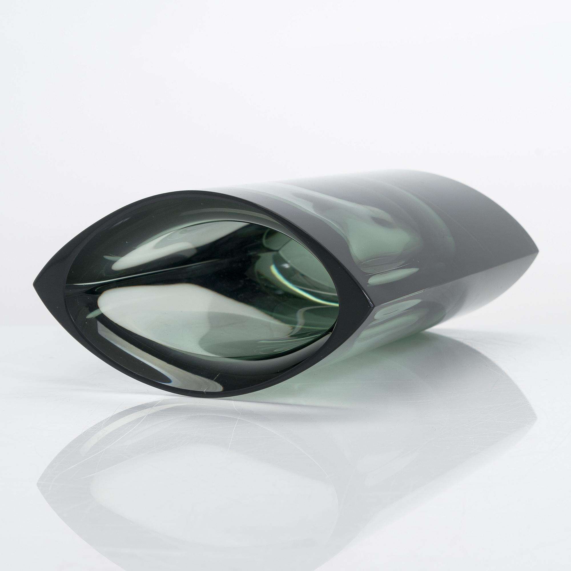 A green Kaj Franck glass vase model 407, signed Nuutajärvi Notsjö.