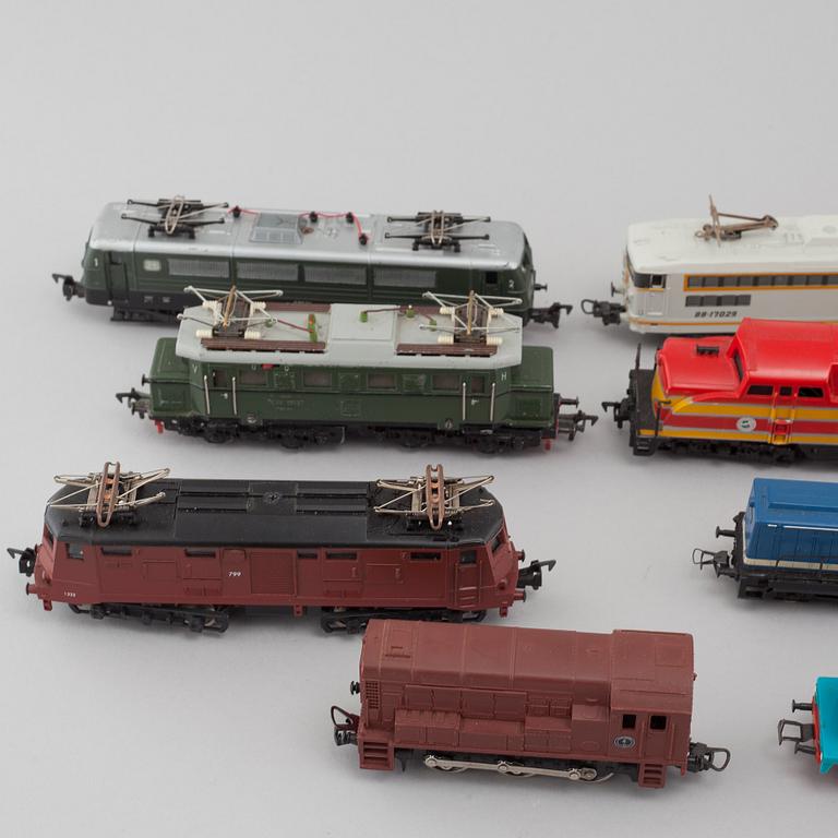 A collection of 34 model trains, Fleischmann among others, second half of the 20th century.