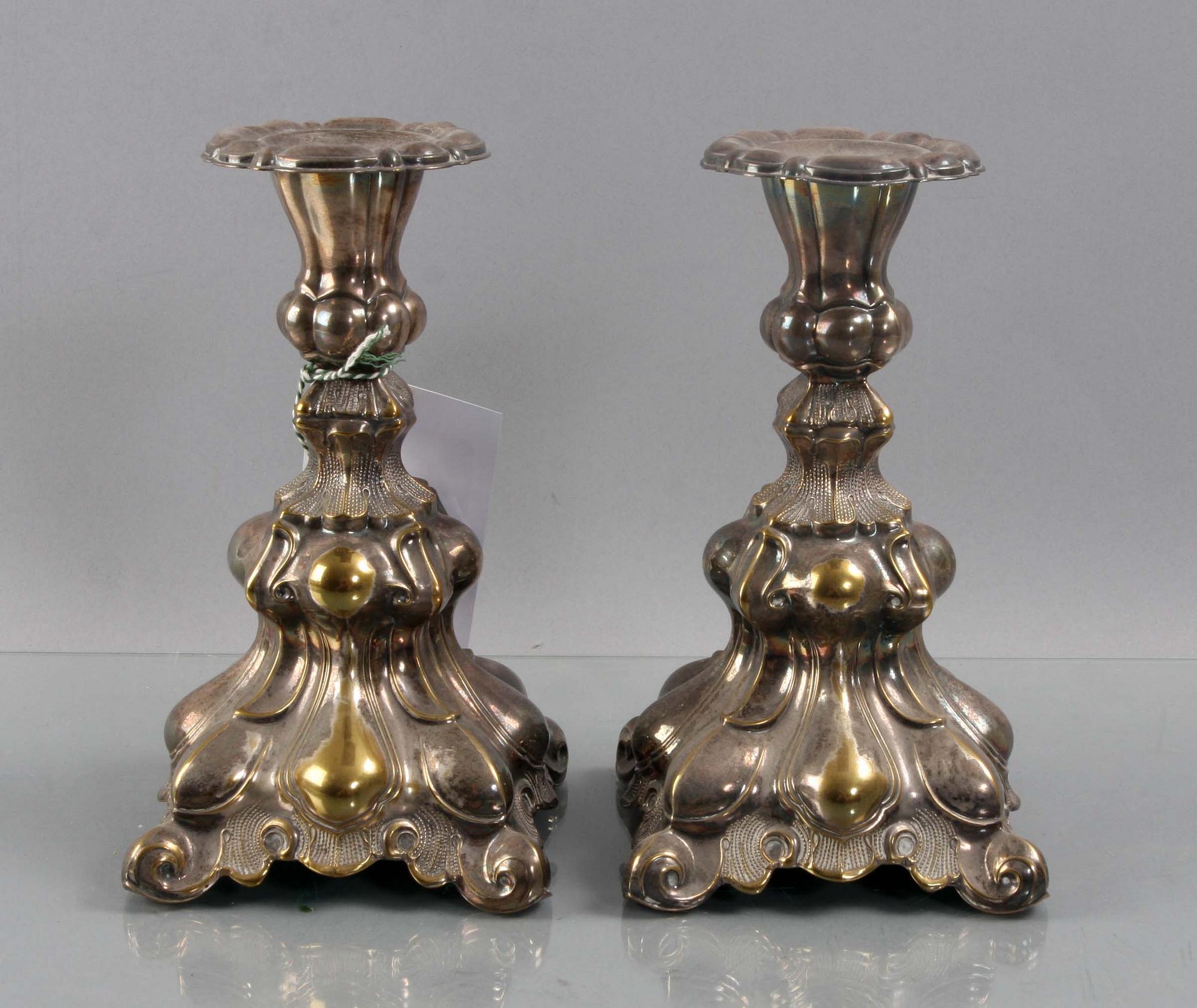 LJUSSTAKAR, ett par, nysilver, rokokostil.