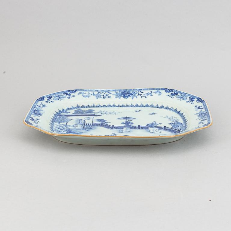 A blue and white serving dish, Qing dynasty, Qianlong (1736-95).