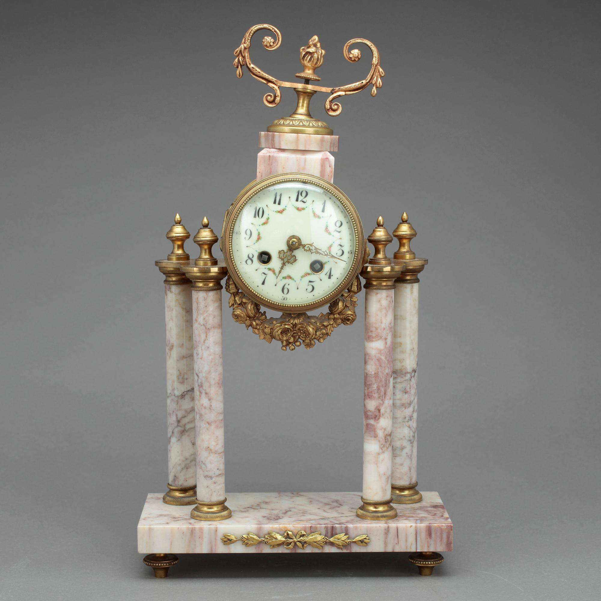 BORDSPENDYL, Louis XVI-stil, 1900-talets första hälft.