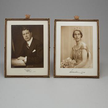 KUNGLIGA FOTOGRAFIER ett par, Kung Gustav VI Adolf och Drottning Louise av Sverige, egenhändigt signerade daterade 1936.
