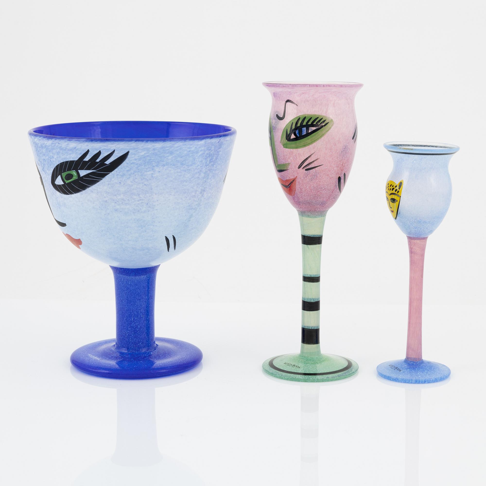 Ulrica Hydman-Vallien, two glass goblets and a bowl on foot, Kosta Boda.