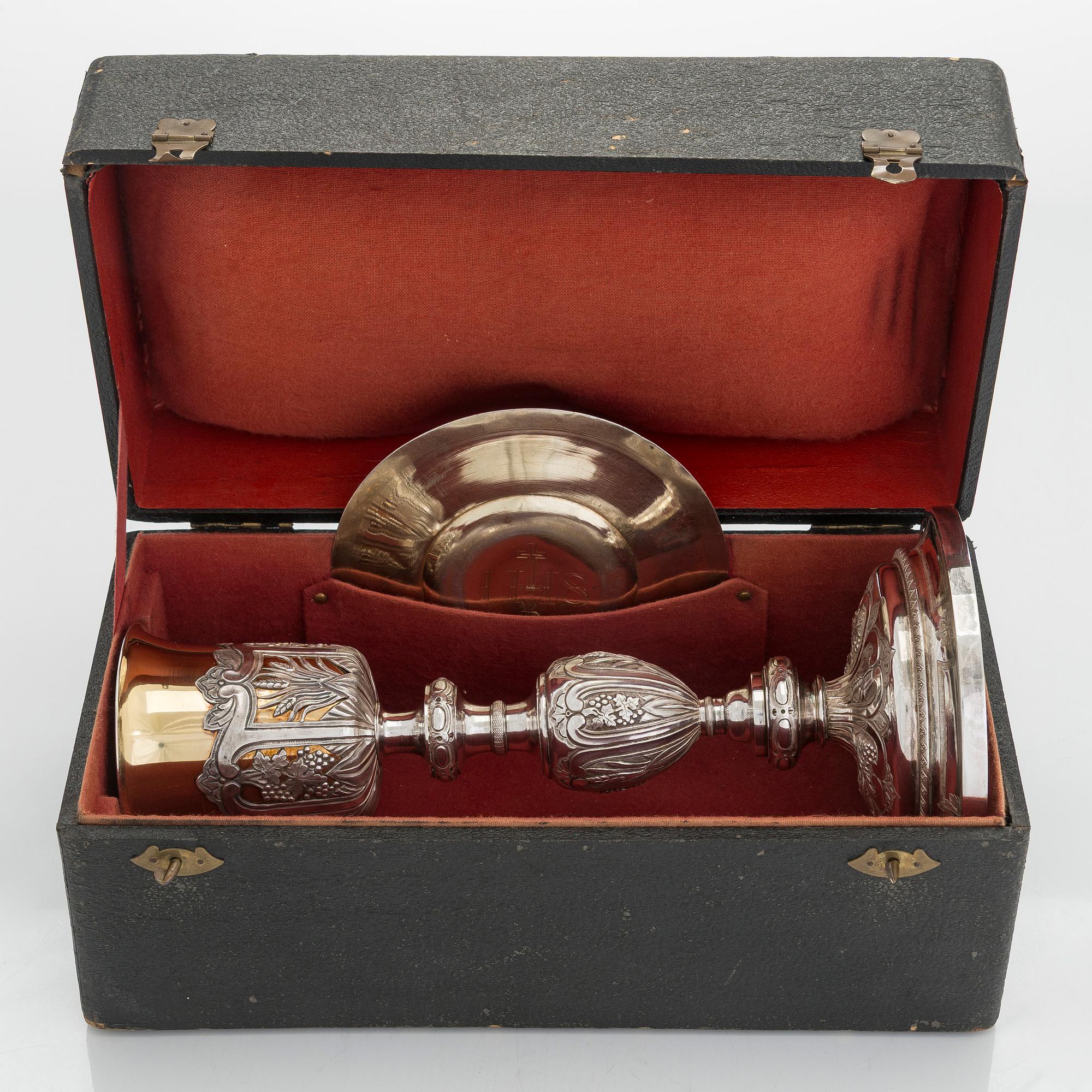 Nattvardskalk med paten, silver, Paris 1798-1809 och Frankrike 1800-tal. I schatull.
