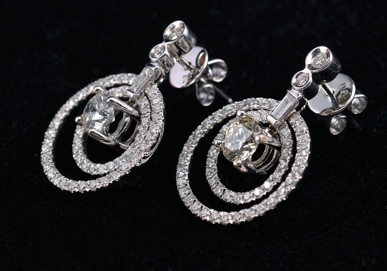 A PAIR OF EARRINGS, brilliant cut diamonds c. 2.20 ct. Weight 5,7 g.