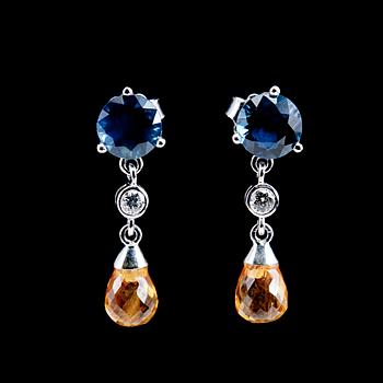 87. EARRINGS, blue and yellow brilliant and briolette cut sapphires tot. 4.88 ct, brilliant cut diamonds 0.08 ct. W/vs.