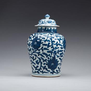 A blue and white urn with cover, Qing dynasty, Kangxi (1662-1722).