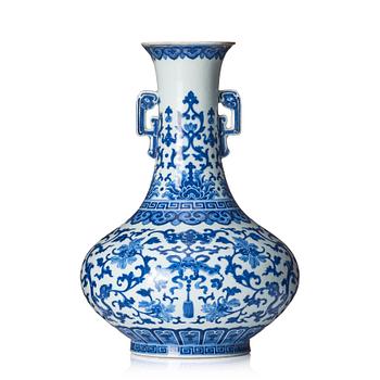 901. A blue and white vase, Qing dynasty, Jiaqing mark and period (1796-1820).
