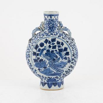 A blue and white moon flask, porcelain, China, Qing Dynasty, 19th century.