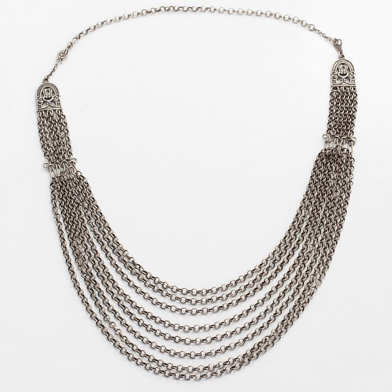 Kalevala Koru, a sterling silver 'Paradise/Hämäläisemännän juhlakääty' necklace. Helsinki 1997.