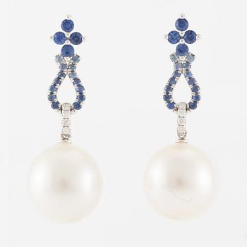 Örhängen, ett par, 18K vitguld med odlade South sea pärlor, safirer och briljantslipade diamanter.