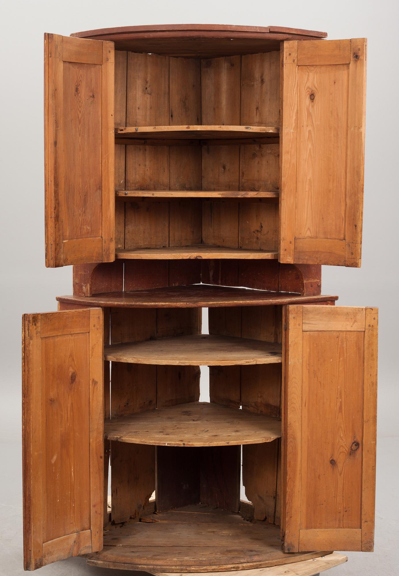 HÖRNSKÅP, allmoge, 1800-tal.