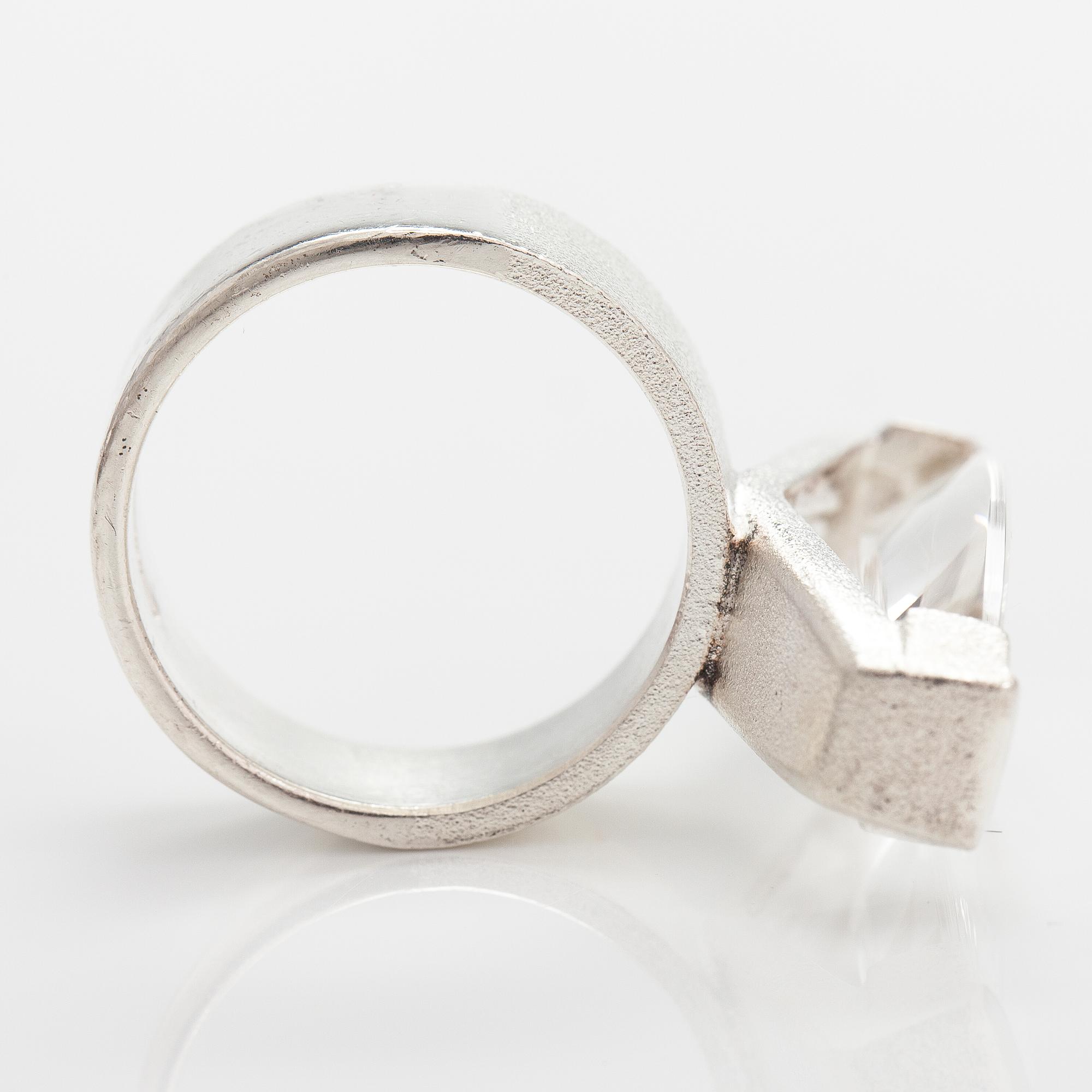 Björn Weckström, Ring "Luminoso", sterlingsilver, munsteinerslipad bergskristall. Lapponia 2009.