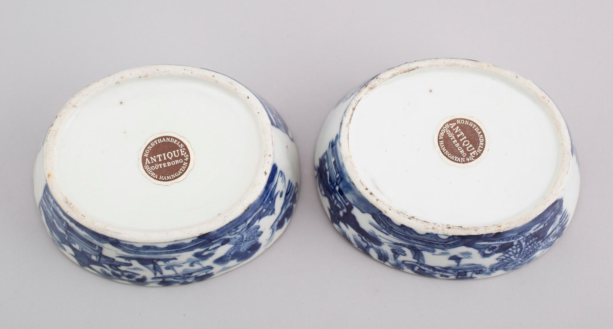 SMÖRASKAR med LOCK och FAT, ett par, kompaniporslin. Kina, 1800-tal.