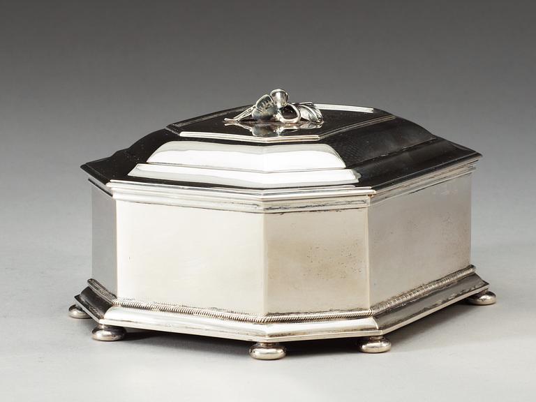 An Atelier Borgila silver jewelry box, Stockholm 1925.