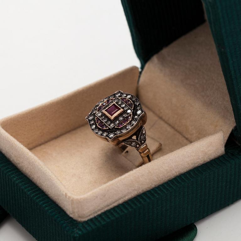 Ring, 8/8 cut diamonds, rubies, 14K (56) gold, silver.