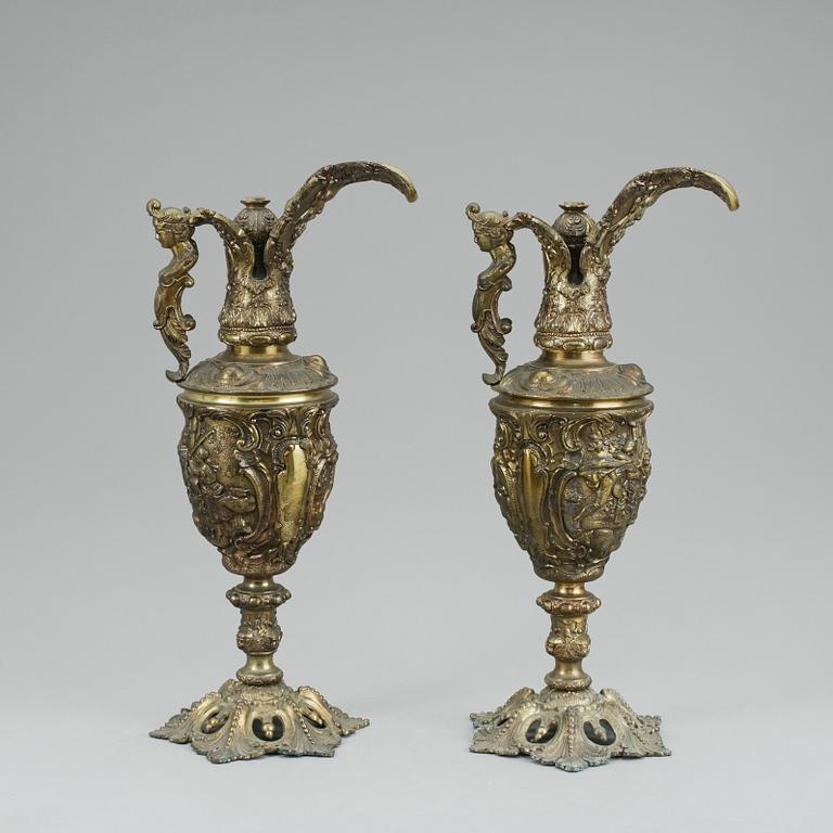 DEKORATIONSURNOR, ett par, gulmetall, Spanien, 1900-tal.