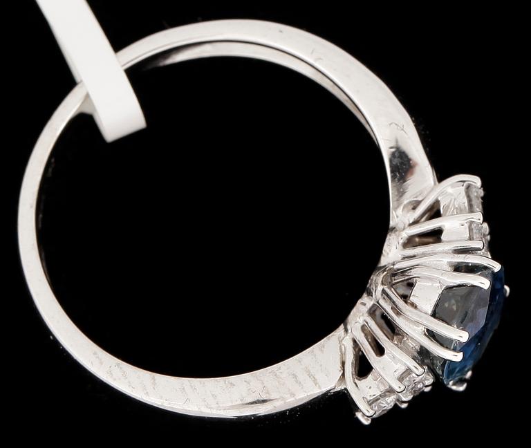 RING, 18k vitguld med safir 1,89ct och diamanter tot 0,20ct. Vikt ca 4,69 gram.