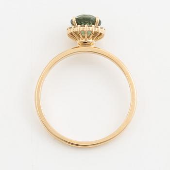 Ring in 14K gold with a green sapphire and brilliant-cut diamonds.
