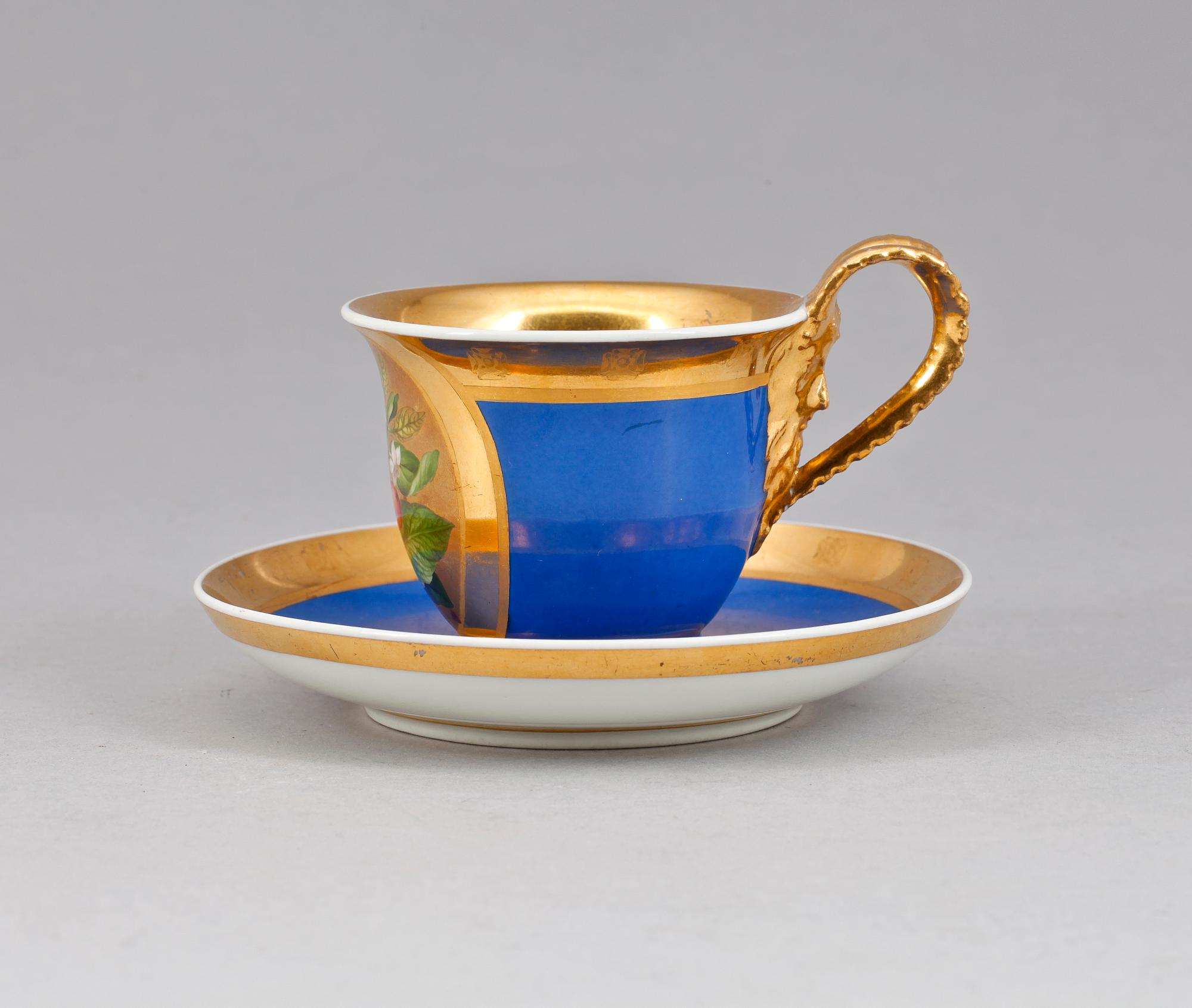 KAFFEKOPP med FAT, porslin, senempire, Wien, 1800-talets första hälft.