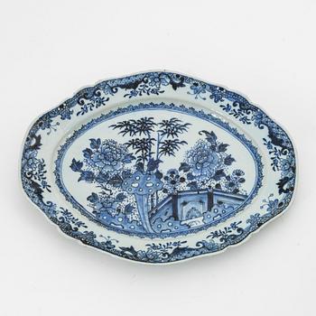 A blue and white serving dish, Qing dynasty, Qianlong (1736-95).