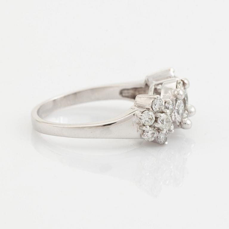 Brilliant-, marquise and princess cut diamond ring, total ca 1,02 ct.