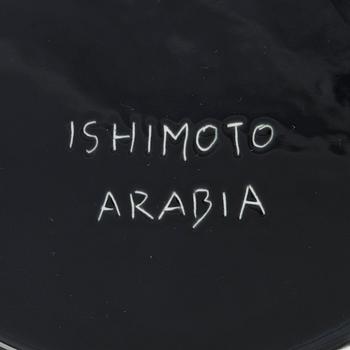 Fujiwo Ishimoto, taidelautasia, 2 kpl, uniikkeja, keramiikkaa, signeerattu Ishimoto Arabia.