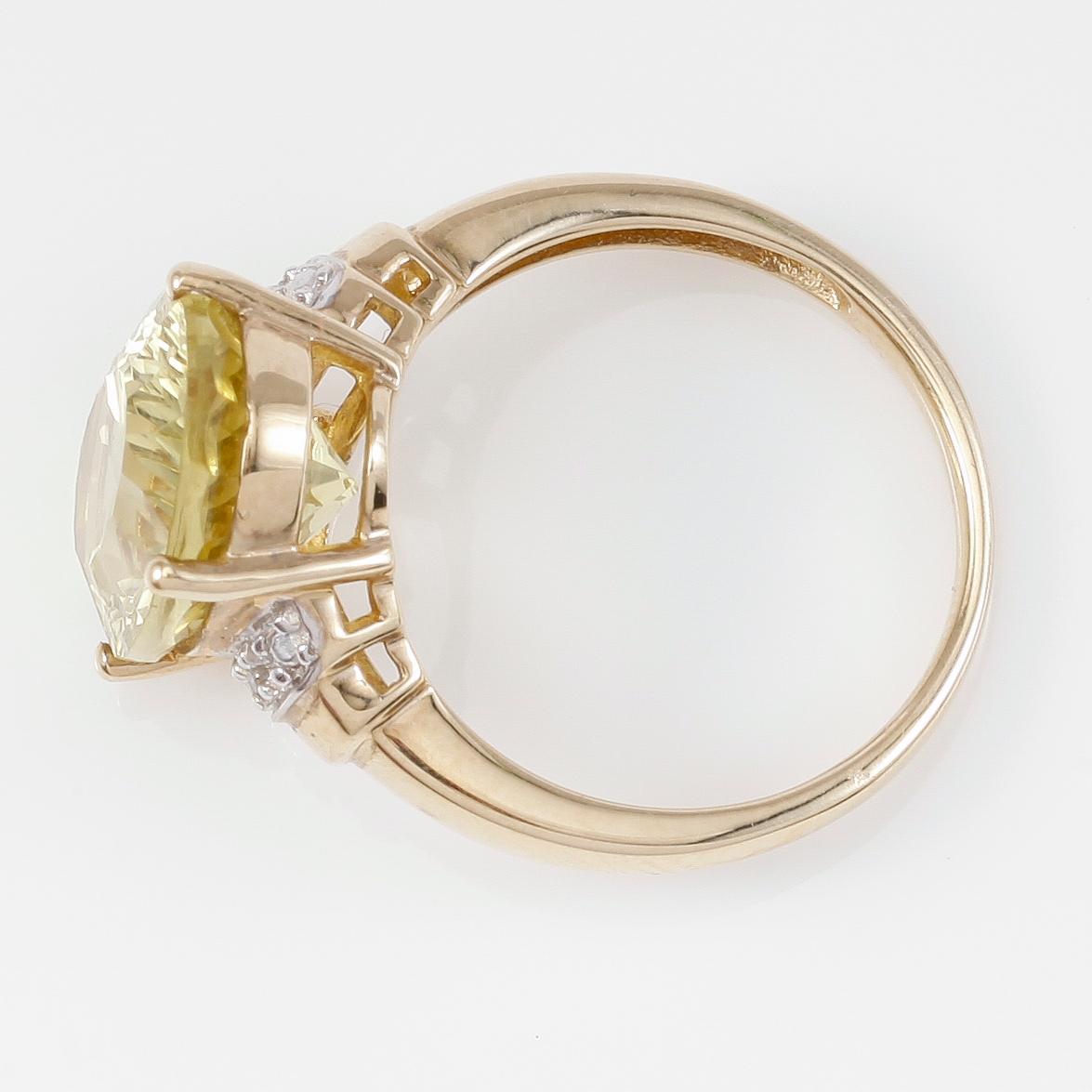 RING, 10K guld, mindre diamanter och kvarts.