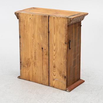 Hängskåp, allmoge, 1700-tal.