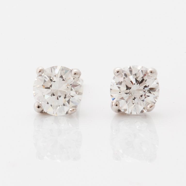 Örhängen med briljantslipade diamanter.