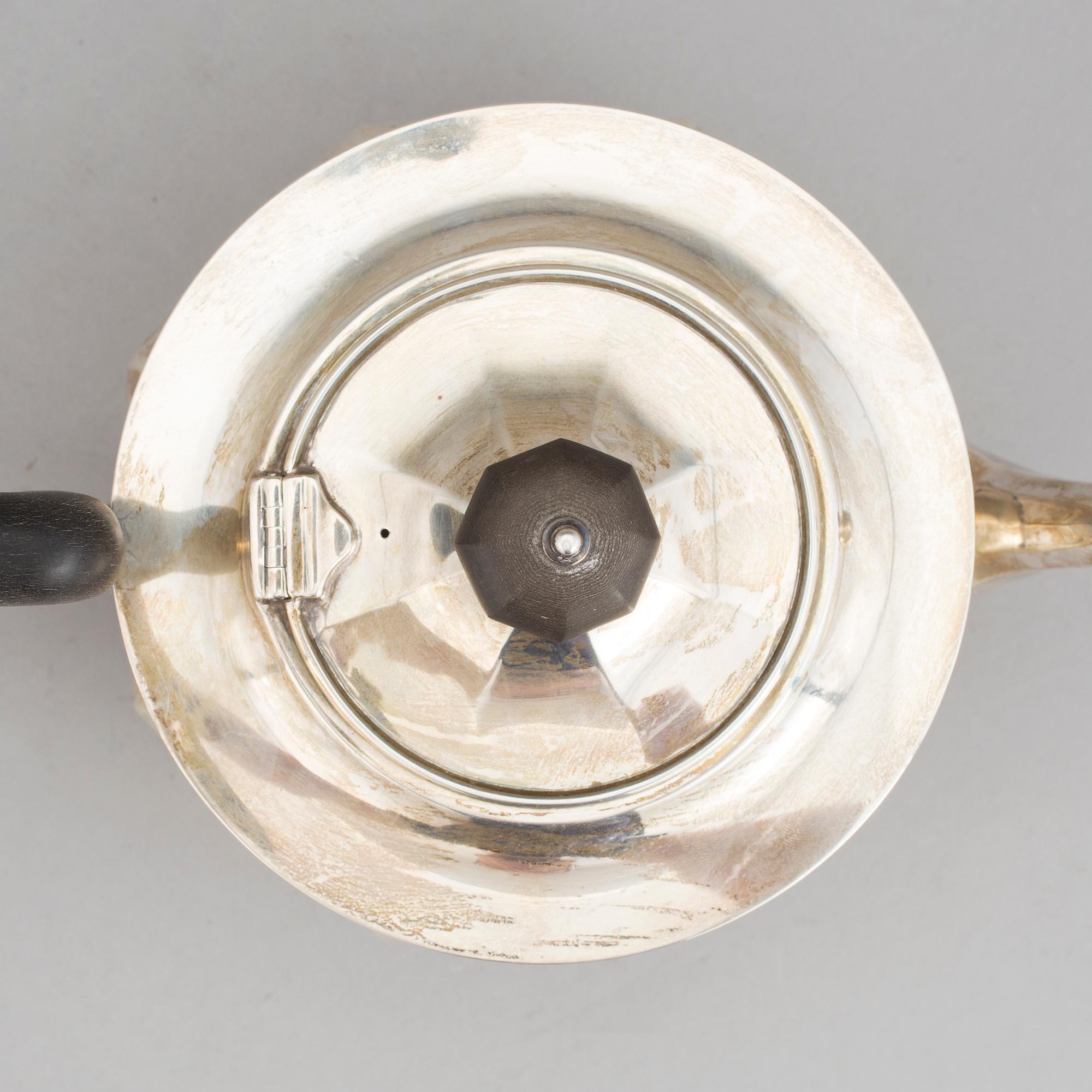 TEKANNA, silver, Charles Clement Pilling, London, 1912. Vikt ca 702g.