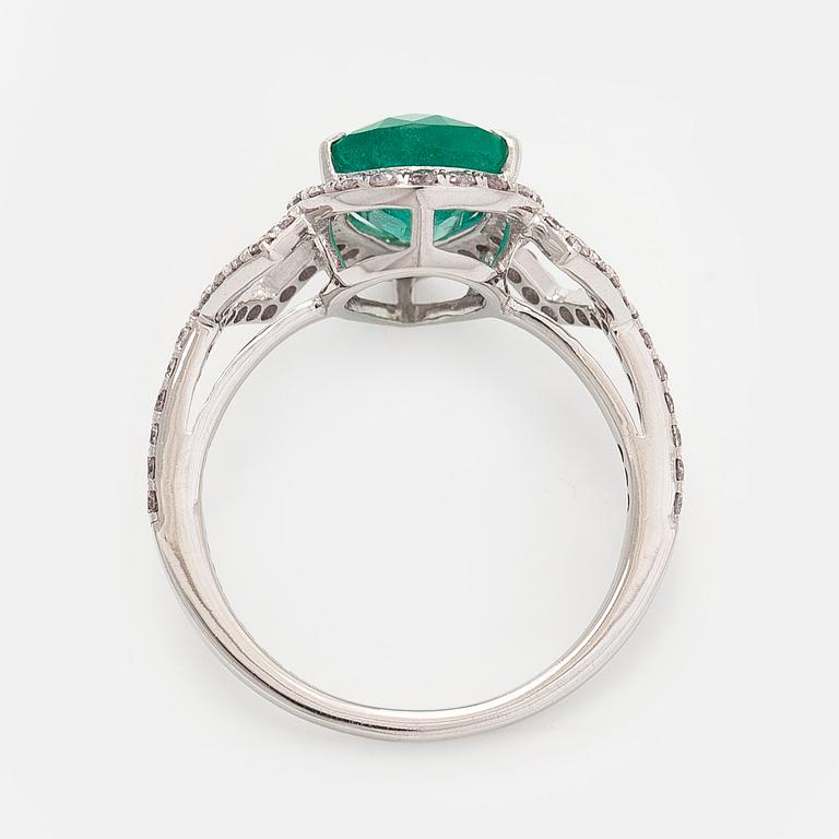 Sormus, 14K valkokultaa, pisaranmuotoinen smaragdi ja timantteja.