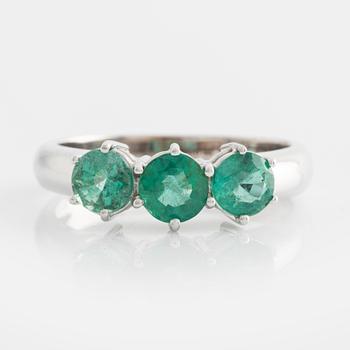 Ring in white gold with three emeralds.